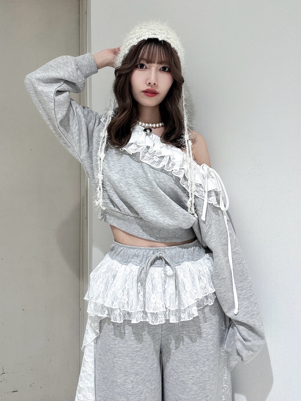 グレー系のスウェット、グレー系のスウェットパンツ、ブラック系のローファーを着用したレディースの冬コーディネートの5枚目の写真