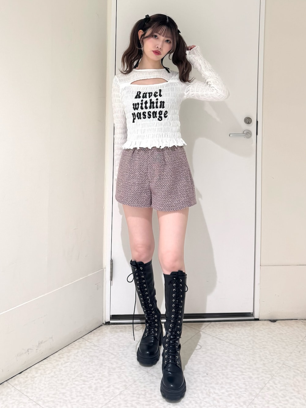 ホワイト系のTシャツ/カットソー、ピンク系のその他パンツ、ブラック系のブーツを着用したレディースの春コーディネートの2枚目の写真