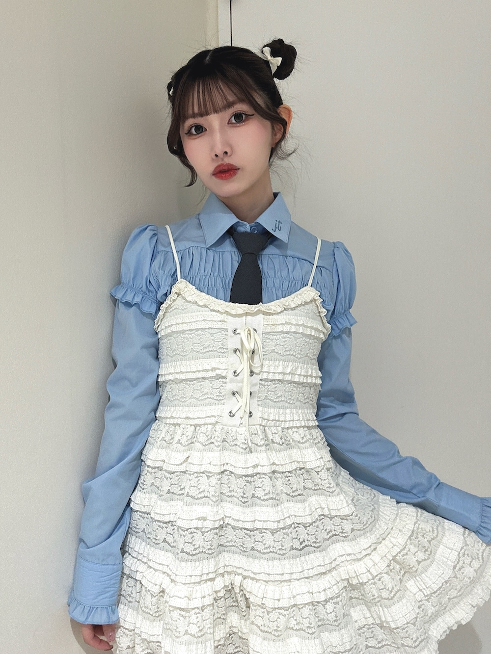 ホワイト系のワンピース、グレー系のネクタイ、ブルー系のシャツ/ブラウスを着用したレディースの冬コーディネートの4枚目の写真