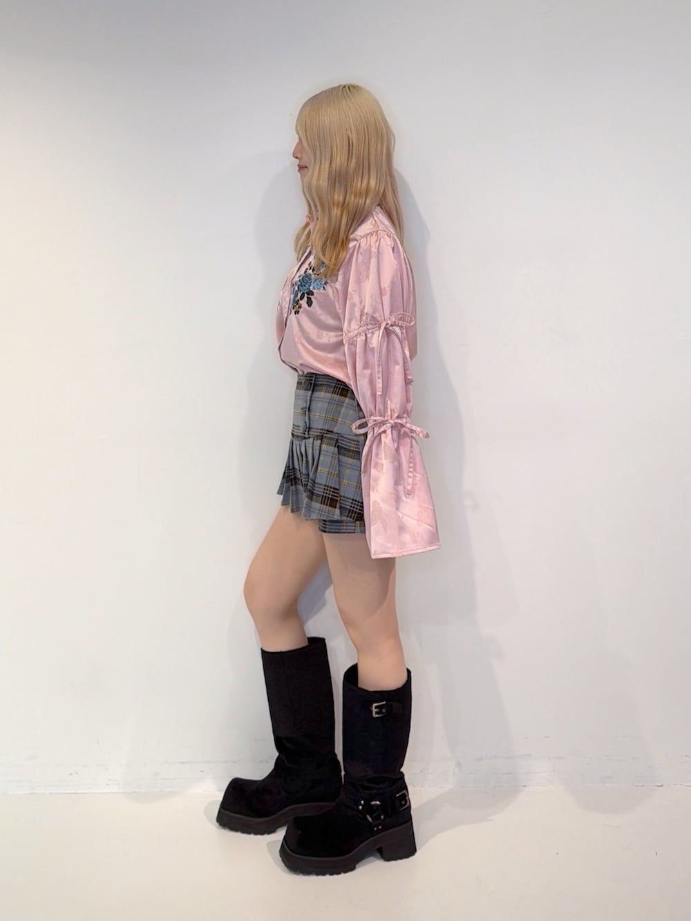 ピンク系のシャツ/ブラウス、ブルー系のその他パンツ、ブラック系のブーツを着用したレディースの秋コーディネートの4枚目の写真