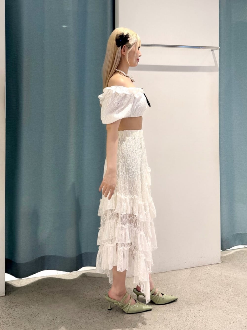 ホワイト系のスカート、グリーン系のパンプス、ホワイト系の水着を着用したレディースの夏コーディネートの3枚目の写真