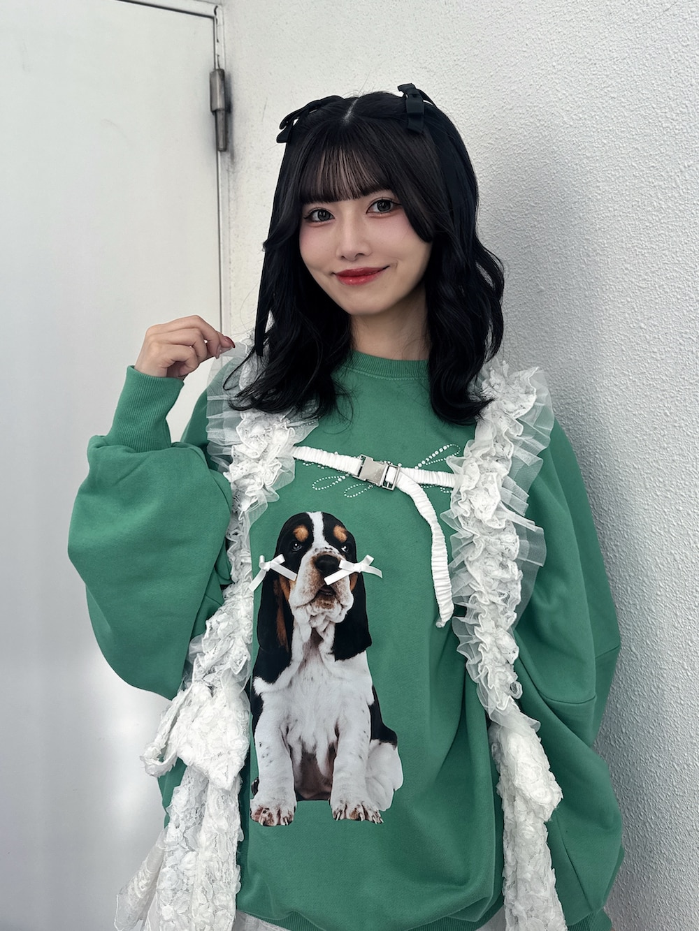 グリーン系のスウェット、ブラック系のブーツ、ホワイト系のベルトを着用したレディースの冬コーディネートの5枚目の写真