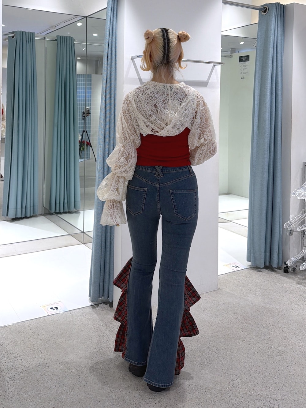 ホワイト系のカーディガン/ボレロ、レッド系のタンクトップ、ブルー系のデニムパンツを着用したレディースの夏コーディネートの5枚目の写真