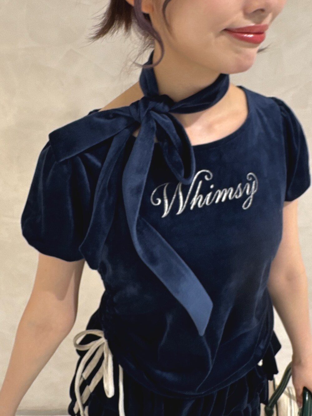 ブルー系のTシャツ/カットソー、ブルー系のスカート、ブラック系のブーツを着用したレディースの秋コーディネートの5枚目の写真