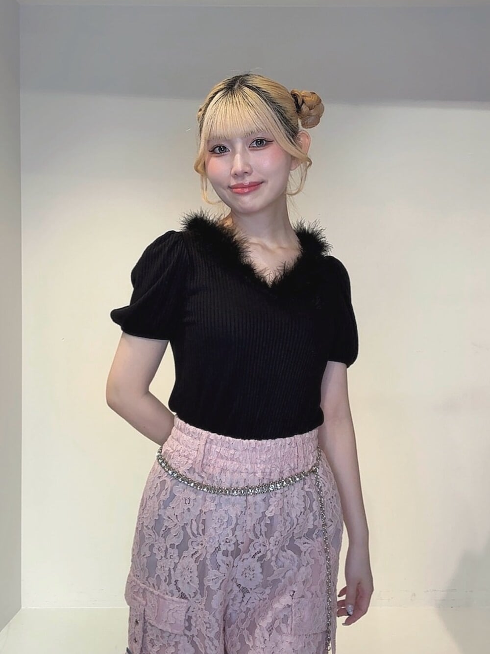 グリーン系のサンダル、ブラック系のTシャツ/カットソー、ピンク系のその他パンツを着用したレディースの夏コーディネートの4枚目の写真