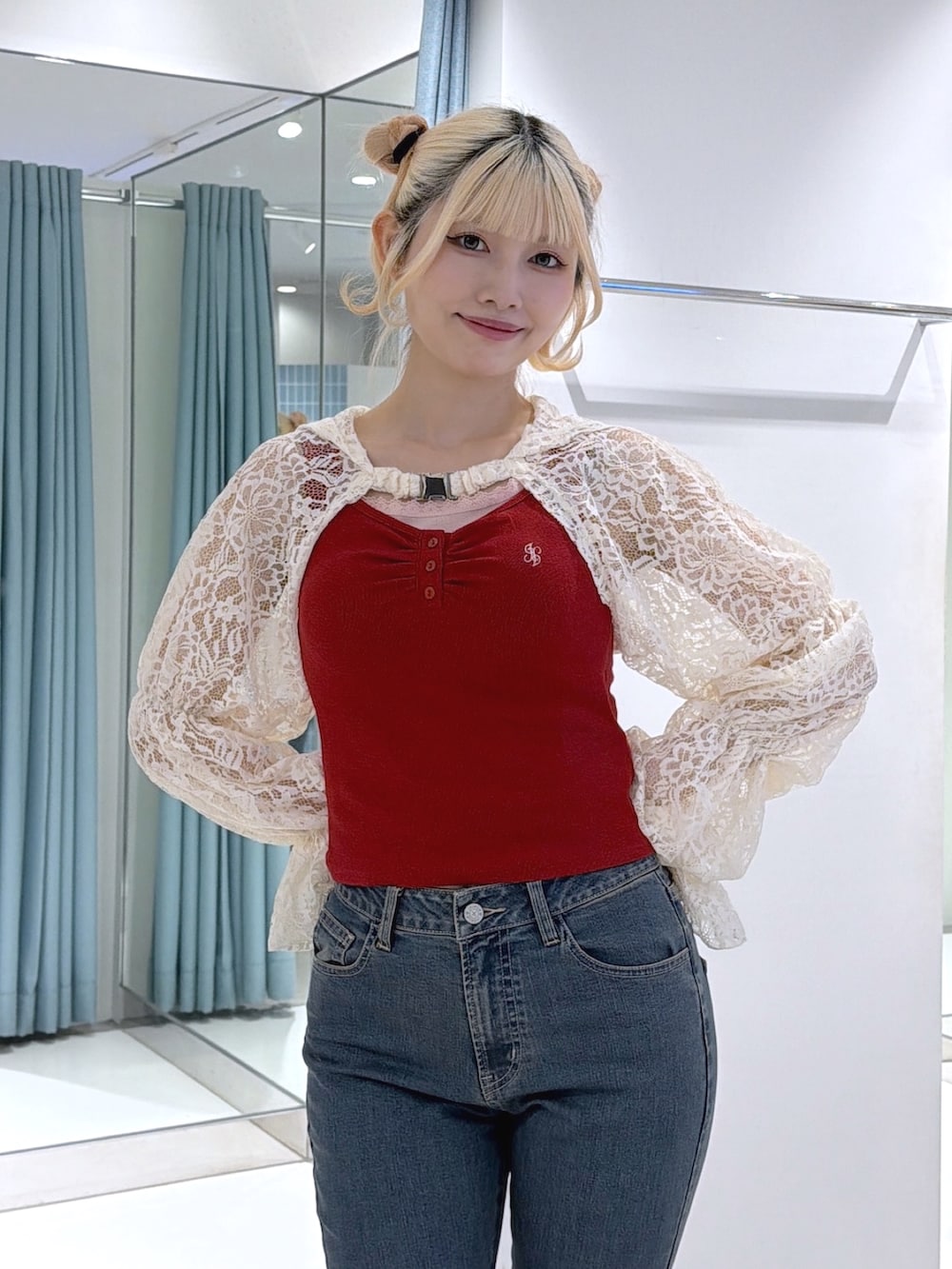 ホワイト系のカーディガン/ボレロ、レッド系のタンクトップ、ブルー系のデニムパンツを着用したレディースの夏コーディネートの7枚目の写真