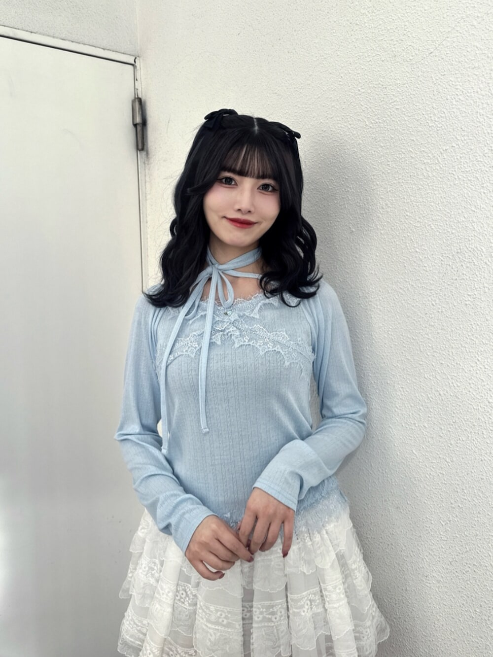 ブラック系のブーツ、ホワイト系のその他パンツ、ブルー系のTシャツ/カットソーを着用したレディースの冬コーディネートの5枚目の写真