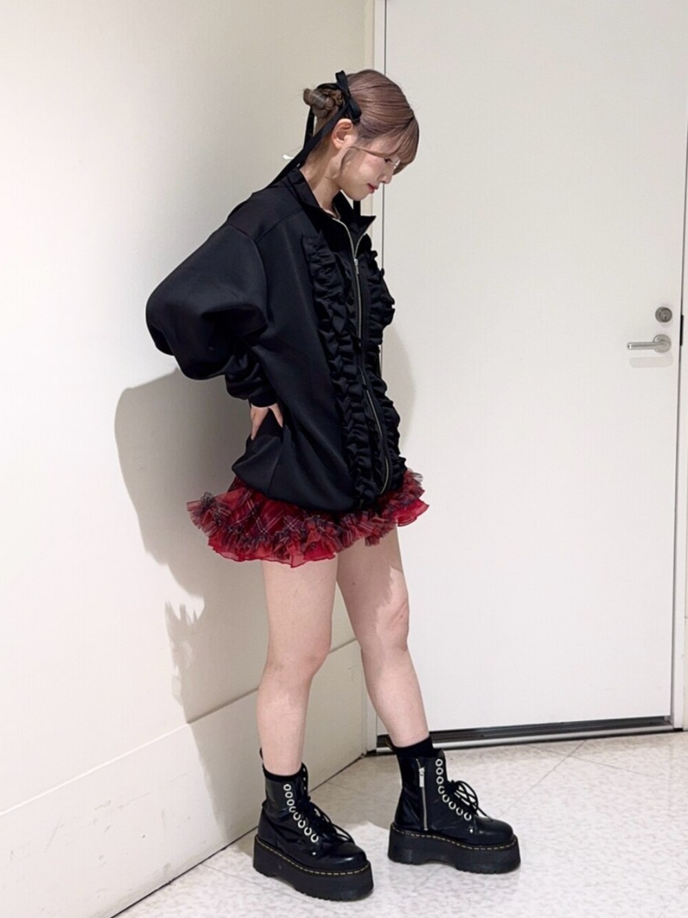 ブラック系のブーツ、ブラック系のジャージ、ブラック系のTシャツ/カットソーを着用したレディースの秋コーディネートの2枚目の写真