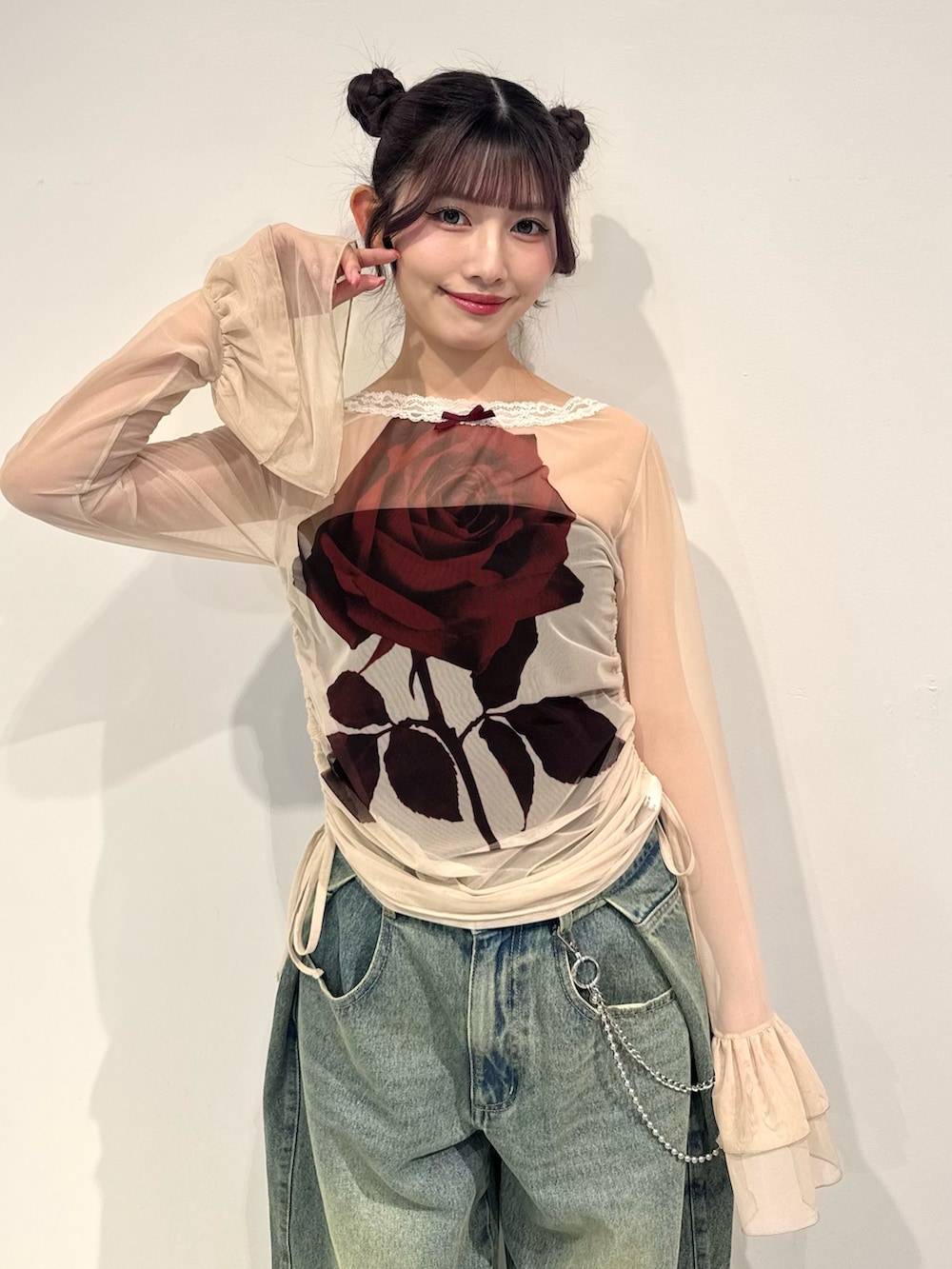 ブルー系のデニムパンツ、ホワイト系のTシャツ/カットソーを着用したレディースの春コーディネートの5枚目の写真