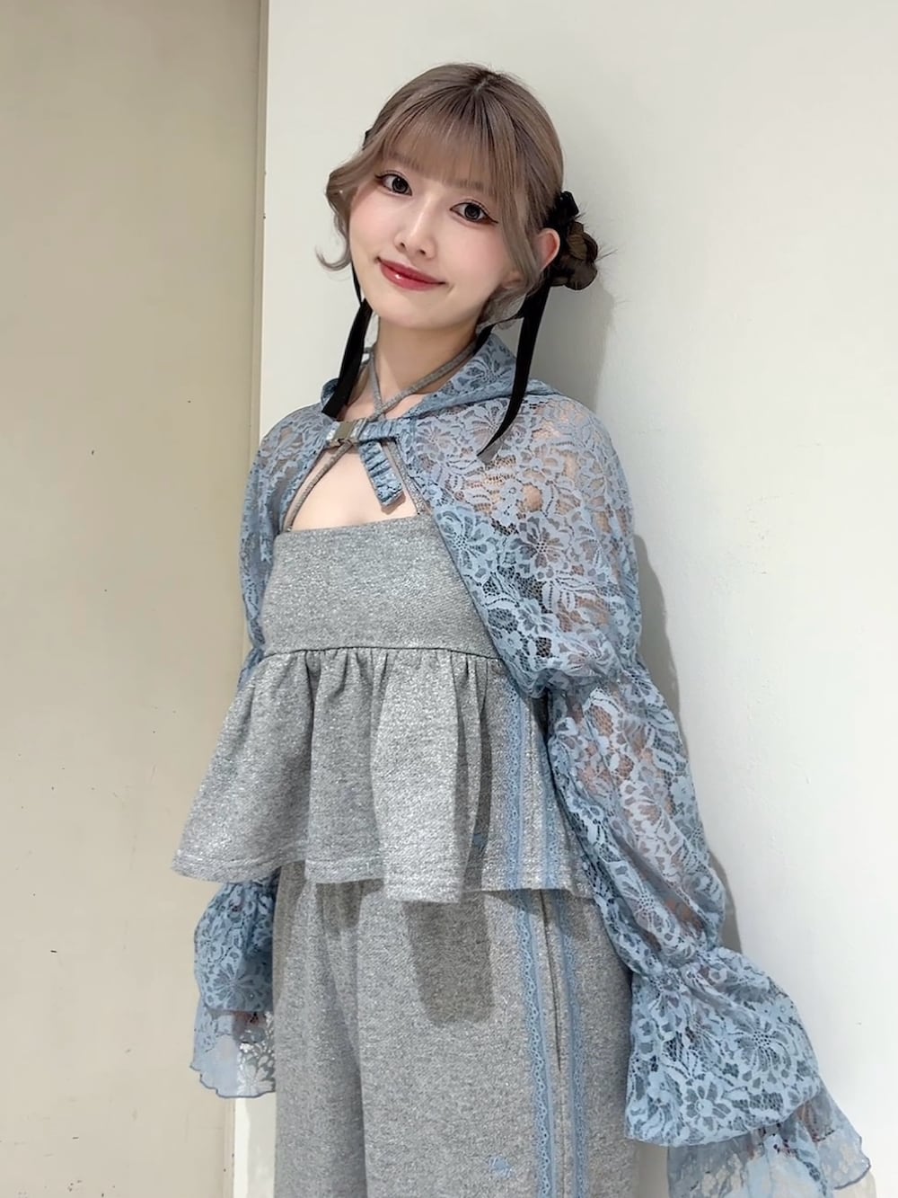 ブルー系のカーディガン/ボレロ、グレー系のキャミソール、グレー系のその他パンツを着用したレディースの春コーディネートの7枚目の写真