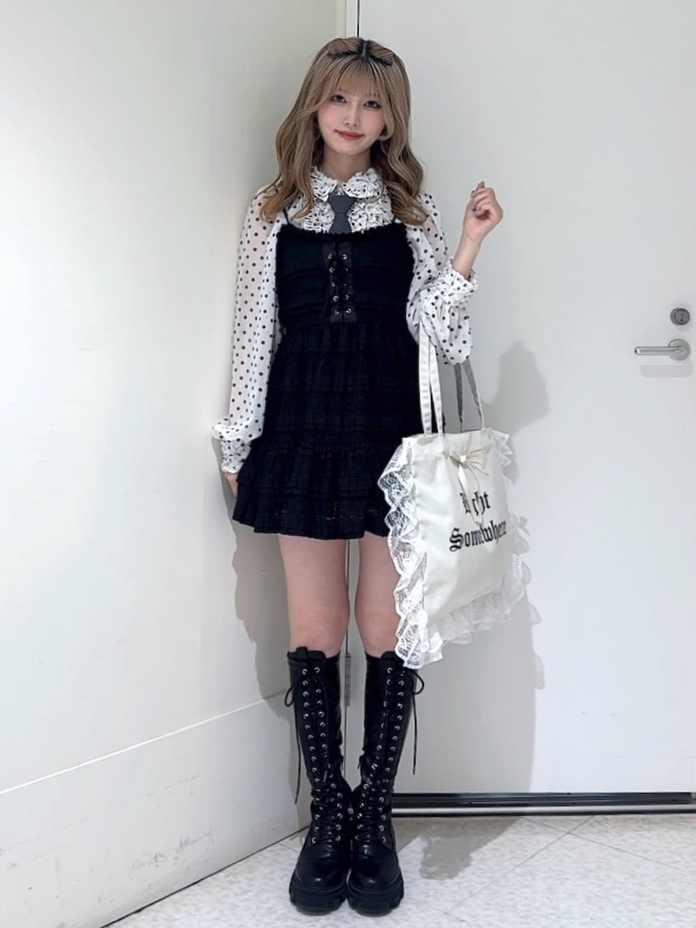 グレー系のネクタイ、ホワイト系のシャツ/ブラウス、ブラック系のワンピースを着用したレディースの春コーディネートの2枚目の写真