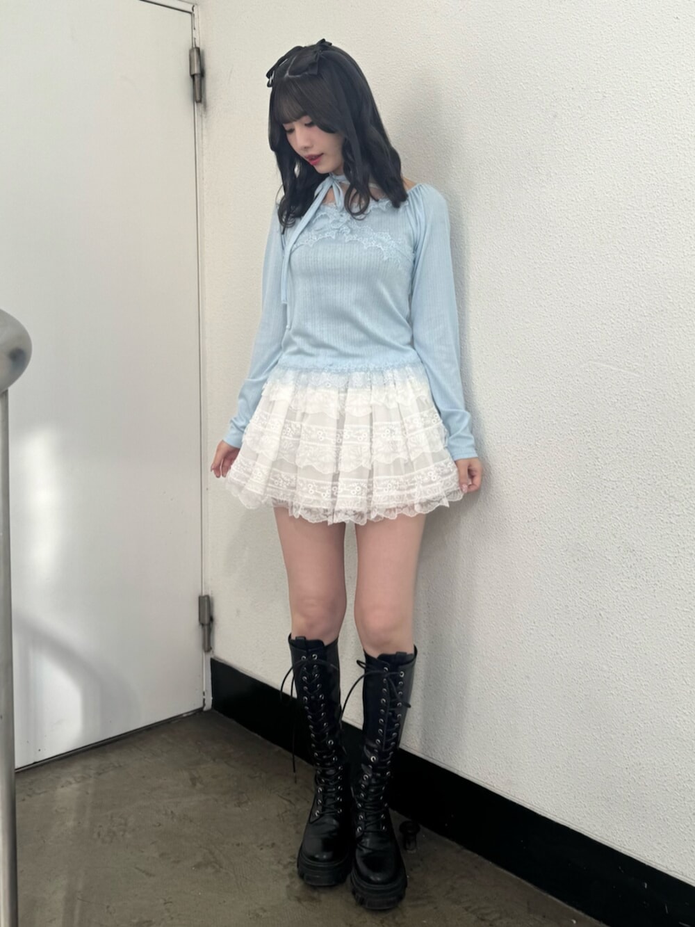 ブラック系のブーツ、ホワイト系のその他パンツ、ブルー系のTシャツ/カットソーを着用したレディースの冬コーディネートの2枚目の写真