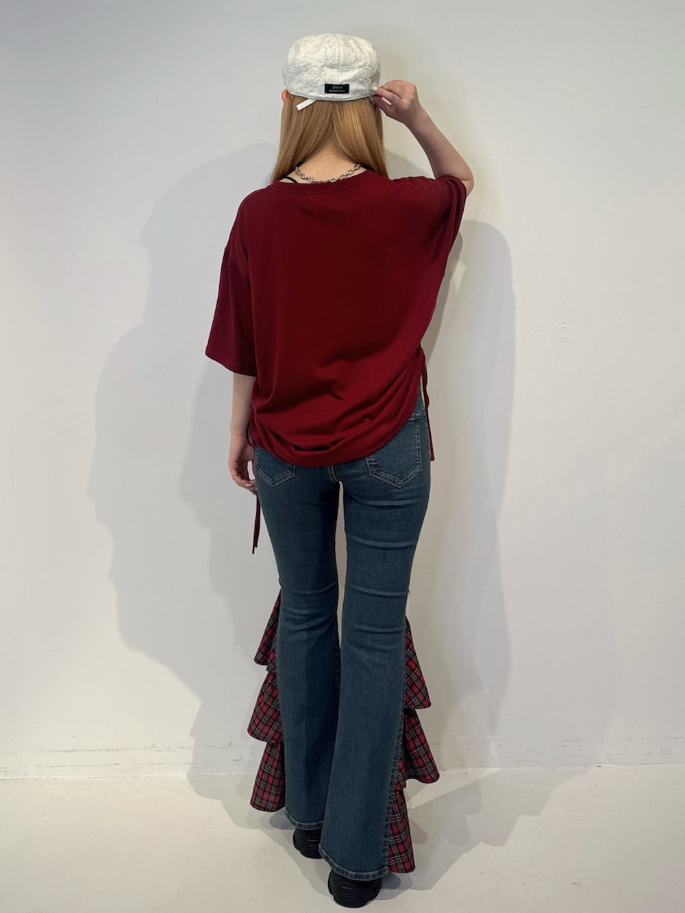 レッド系のTシャツ/カットソー、ブルー系のデニムパンツ、ブラック系のサンダルを着用したレディースの夏コーディネートの4枚目の写真