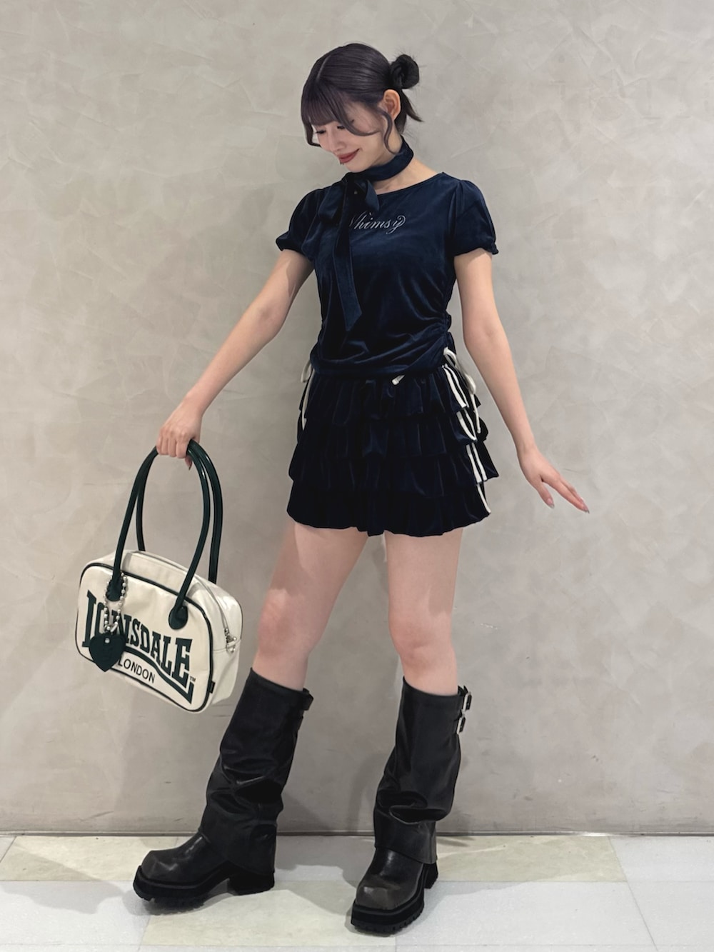 ブルー系のTシャツ/カットソー、ブルー系のスカート、ブラック系のブーツを着用したレディースの秋コーディネートの2枚目の写真