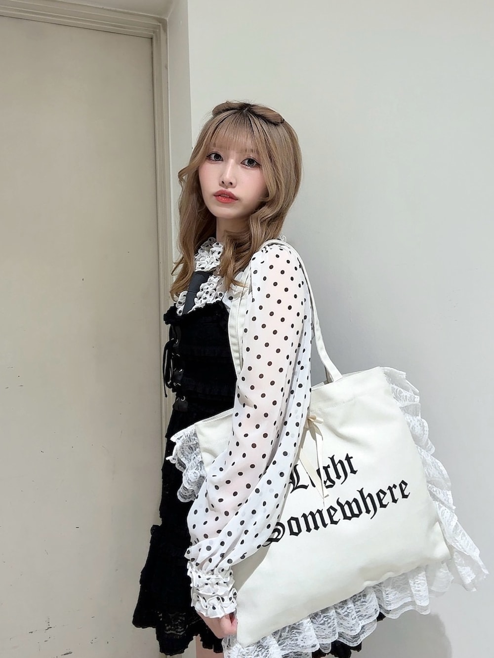 グレー系のネクタイ、ホワイト系のシャツ/ブラウス、ブラック系のワンピースを着用したレディースの春コーディネートの6枚目の写真