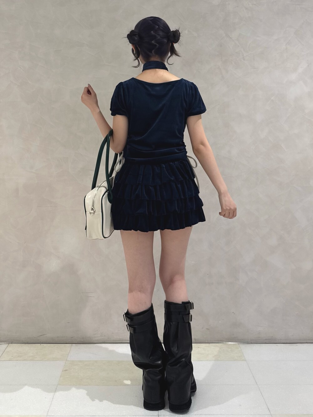 ブルー系のTシャツ/カットソー、ブルー系のスカート、ブラック系のブーツを着用したレディースの秋コーディネートの3枚目の写真