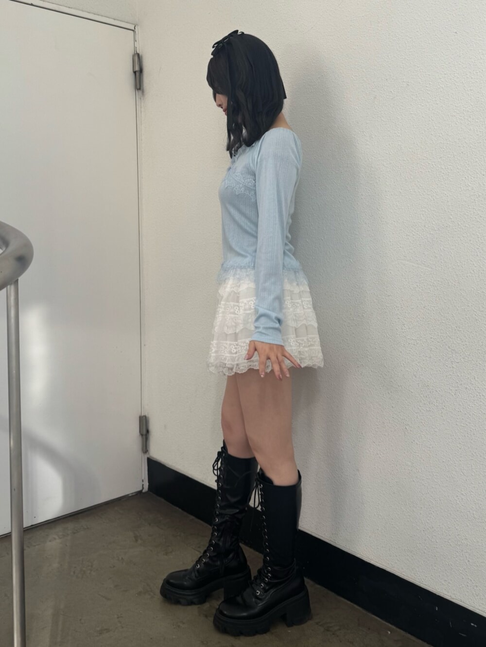 ブラック系のブーツ、ホワイト系のその他パンツ、ブルー系のTシャツ/カットソーを着用したレディースの冬コーディネートの3枚目の写真