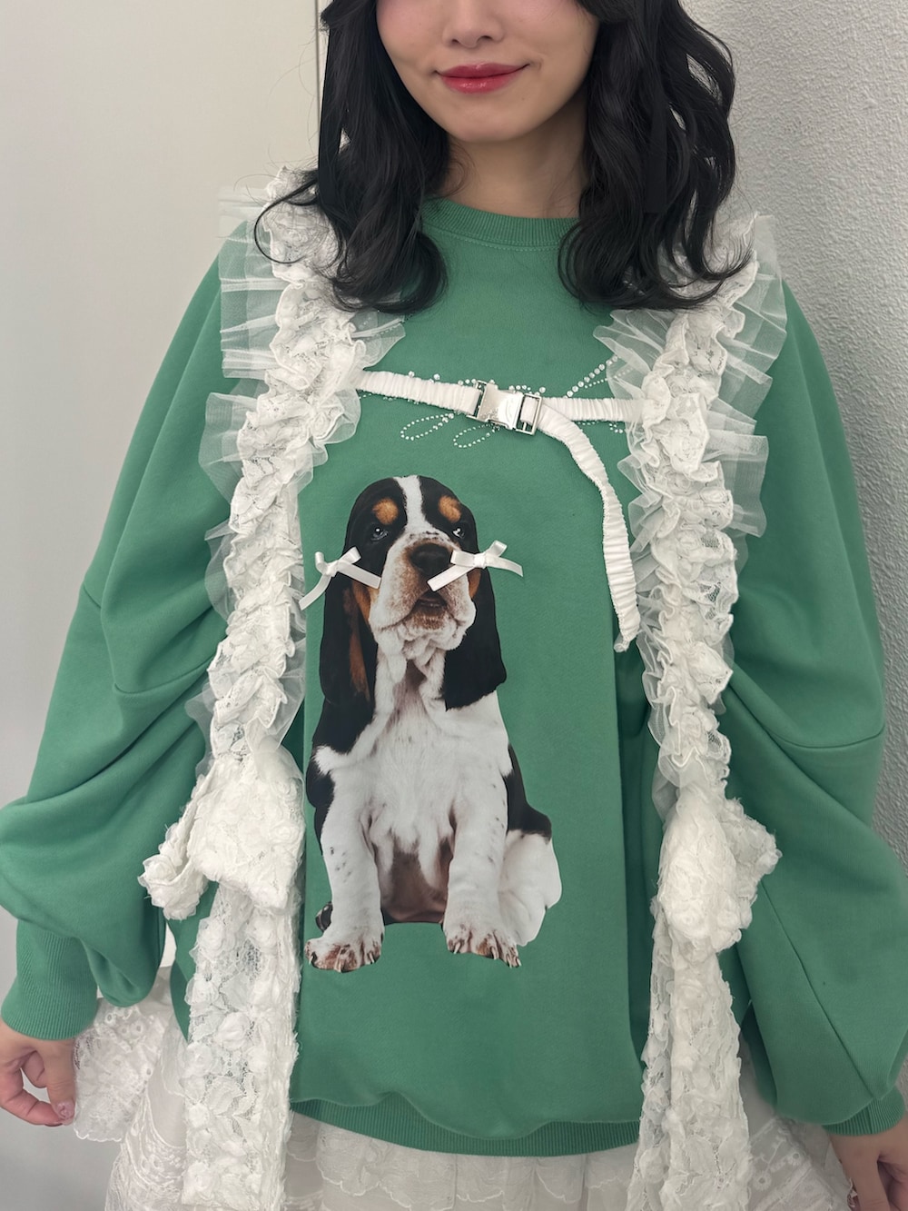 グリーン系のスウェット、ブラック系のブーツ、ホワイト系のベルトを着用したレディースの冬コーディネートの6枚目の写真