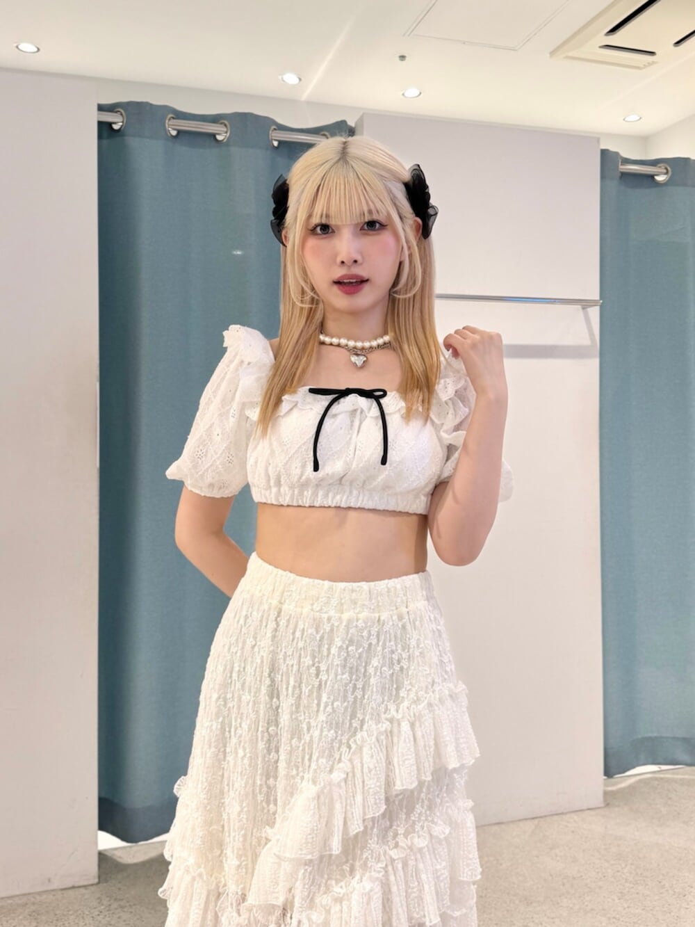 ホワイト系のスカート、グリーン系のパンプス、ホワイト系の水着を着用したレディースの夏コーディネートの6枚目の写真