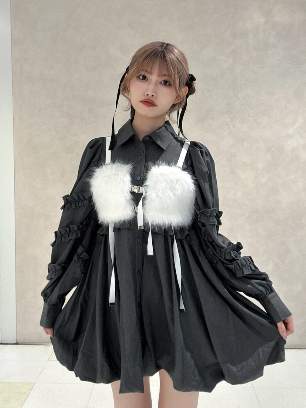 ブラック系のブーツ、グレー系のワンピース、ホワイト系のベルトを着用したレディースの秋コーディネートの4枚目の写真