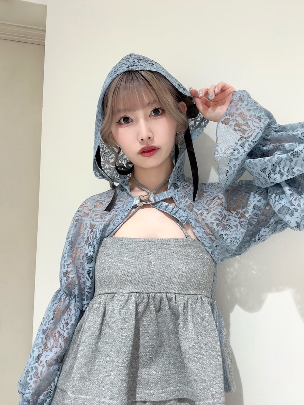 ブルー系のカーディガン/ボレロ、グレー系のキャミソール、グレー系のその他パンツを着用したレディースの春コーディネートの6枚目の写真