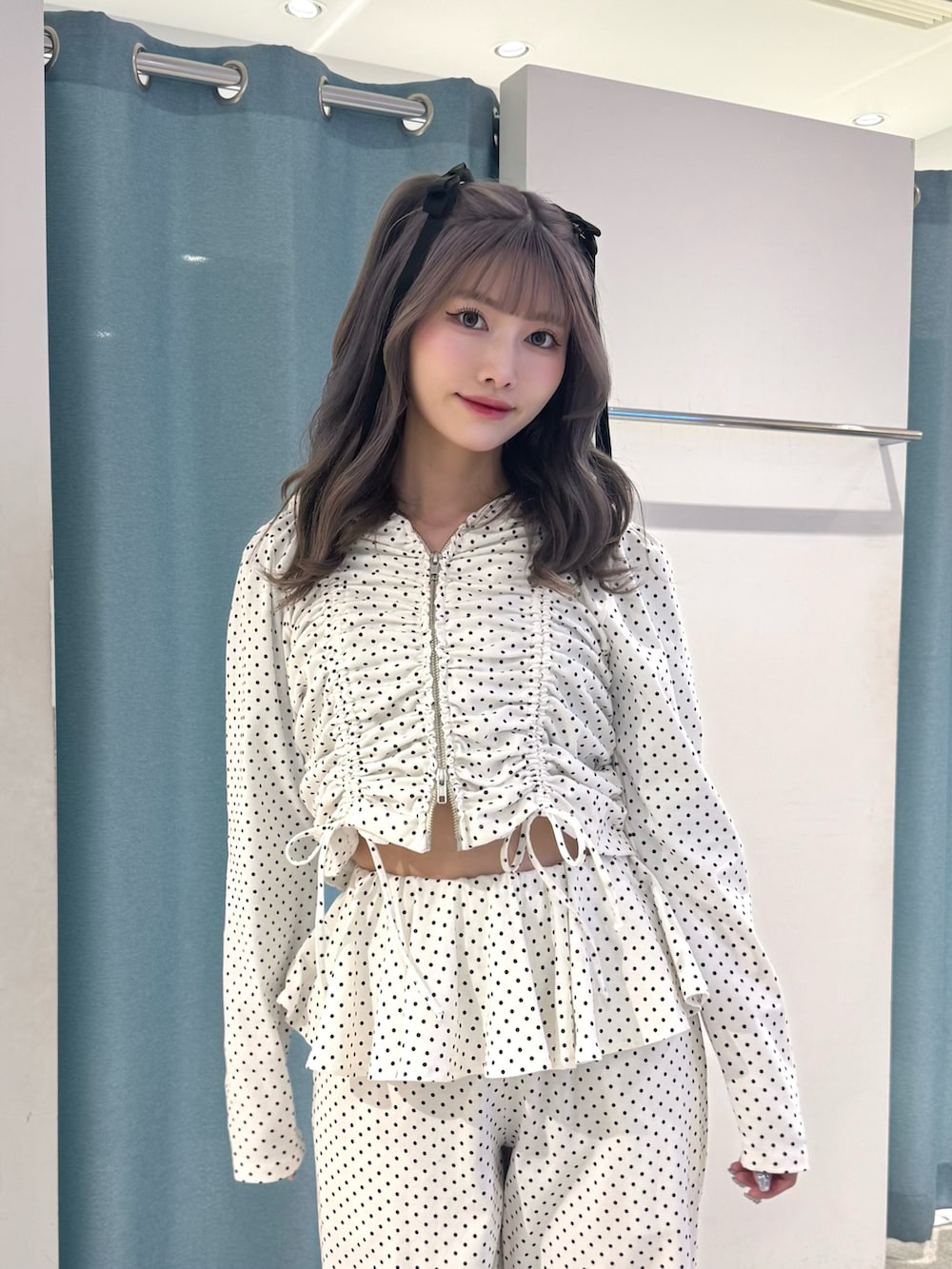 ホワイト系のパーカー、ホワイト系のスウェットパンツ、ブラック系のローファーを着用したレディースの春コーディネートの4枚目の写真