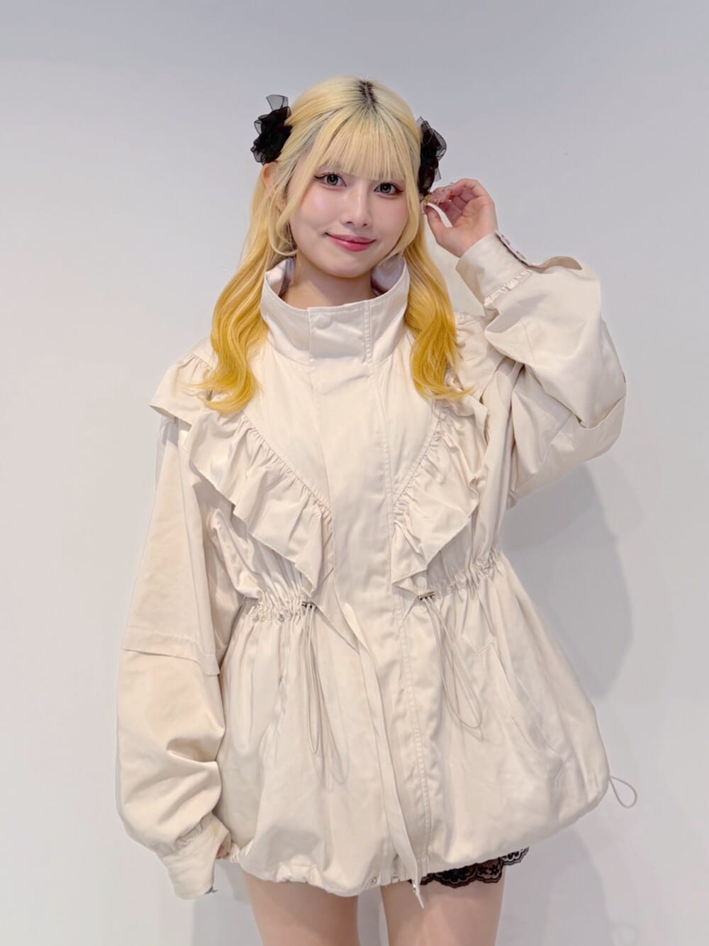 グリーン系のサンダル、ブラック系のその他パンツ、ホワイト系のブルゾンを着用したレディースの夏コーディネートの6枚目の写真