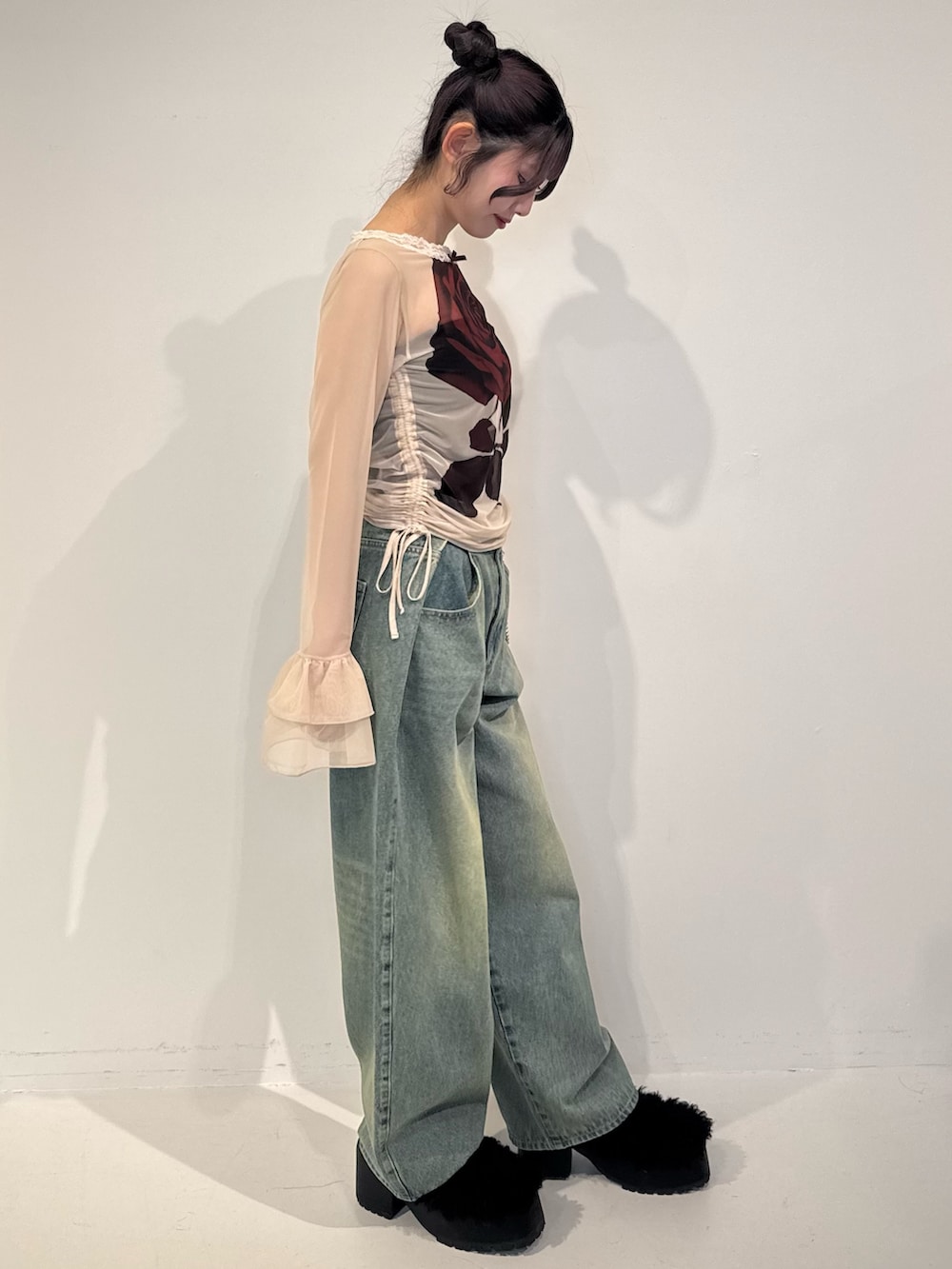 ブルー系のデニムパンツ、ホワイト系のTシャツ/カットソーを着用したレディースの春コーディネートの3枚目の写真