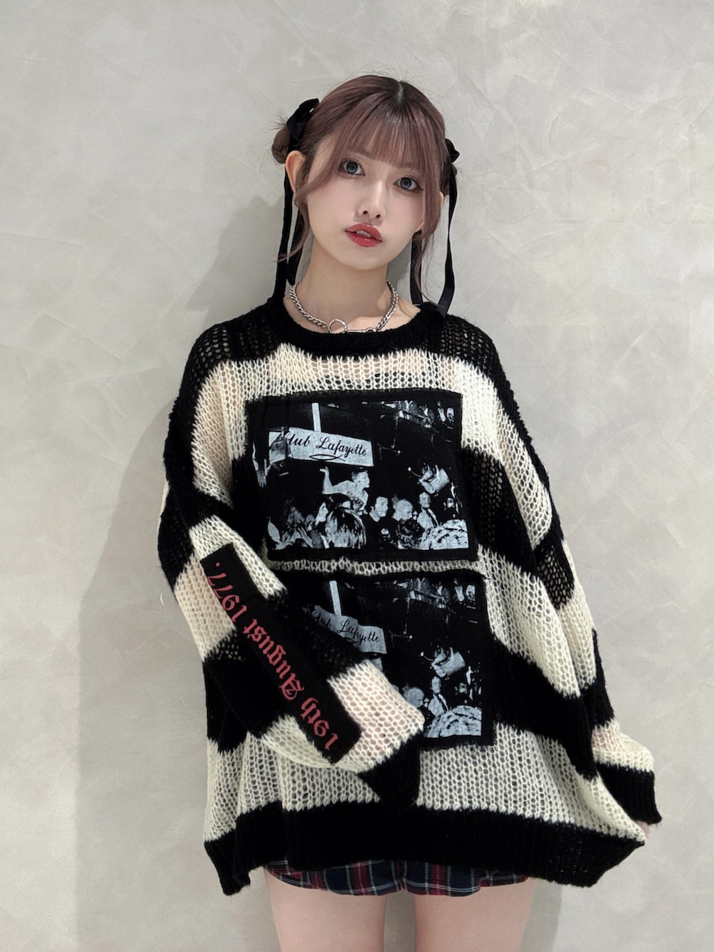 ブルー系のスカート、ブラック系のブーツ、その他のニット/セーターを着用したレディースの秋コーディネートの4枚目の写真