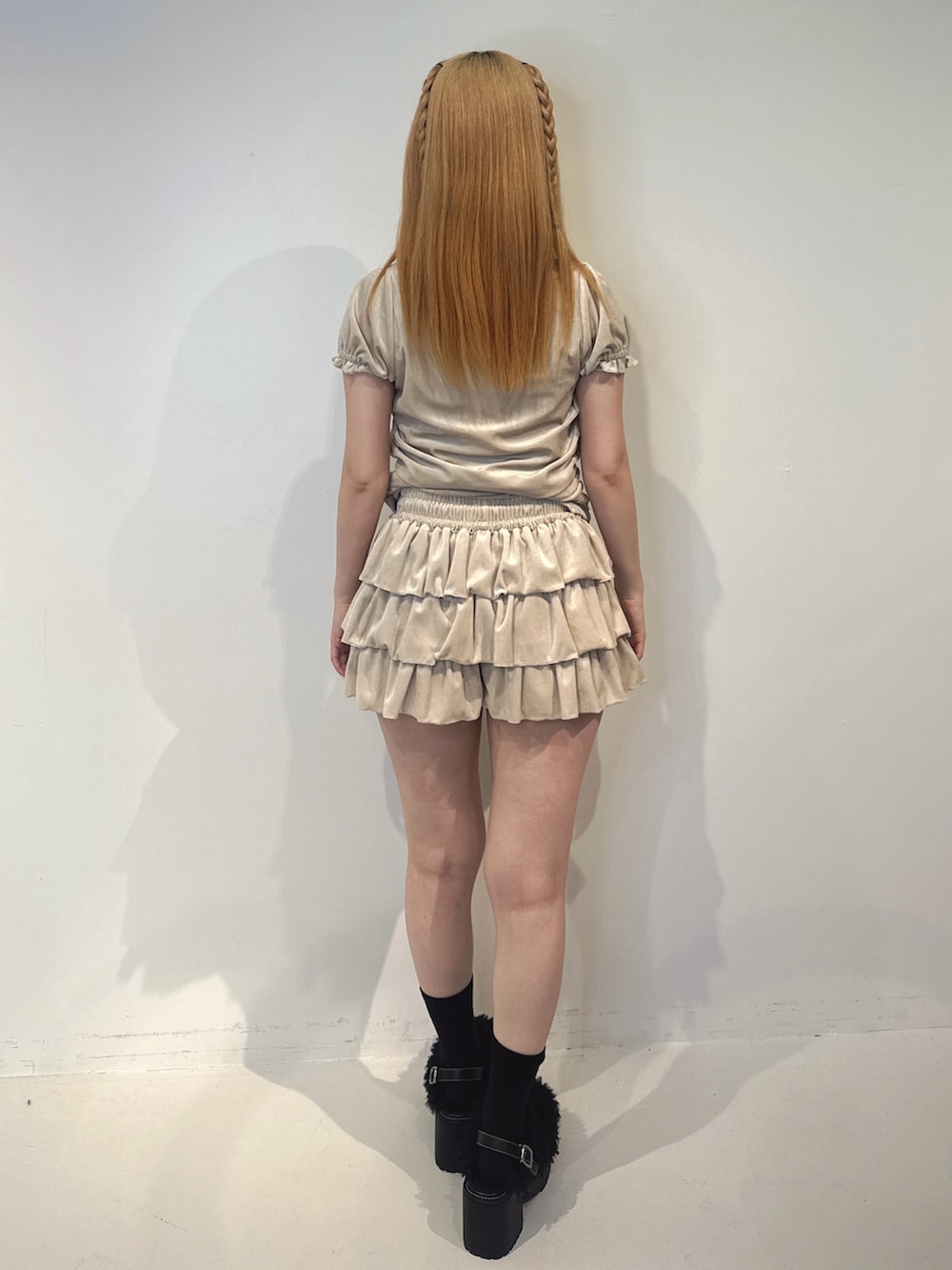 ホワイト系のTシャツ/カットソー、ホワイト系のスカート、ブラック系のサンダルを着用したレディースの春コーディネートの4枚目の写真