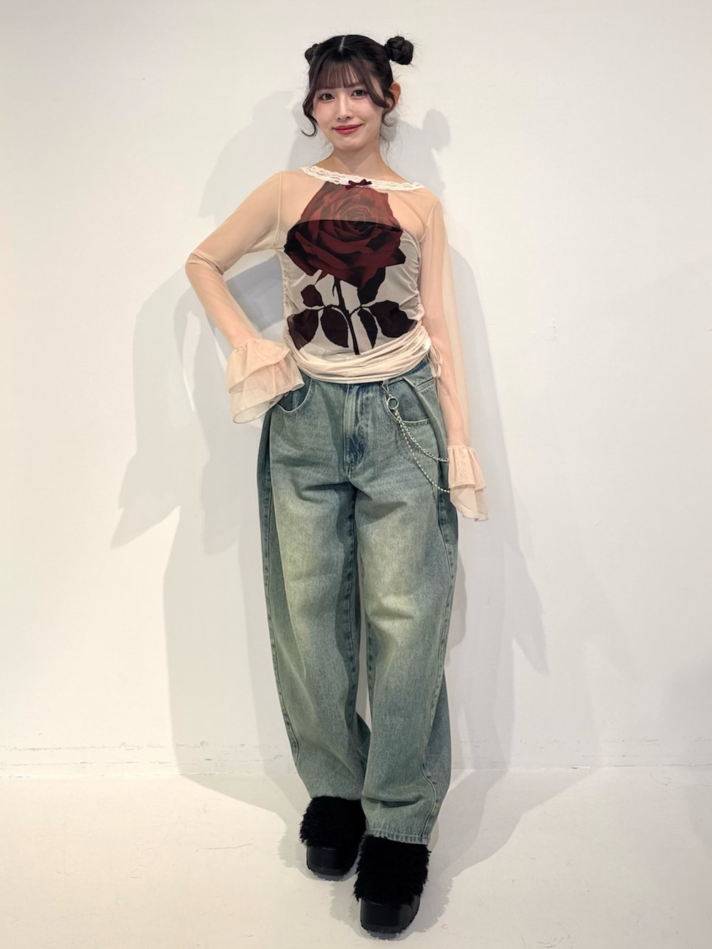 ブルー系のデニムパンツ、ホワイト系のTシャツ/カットソーを着用したレディースの春コーディネートの2枚目の写真