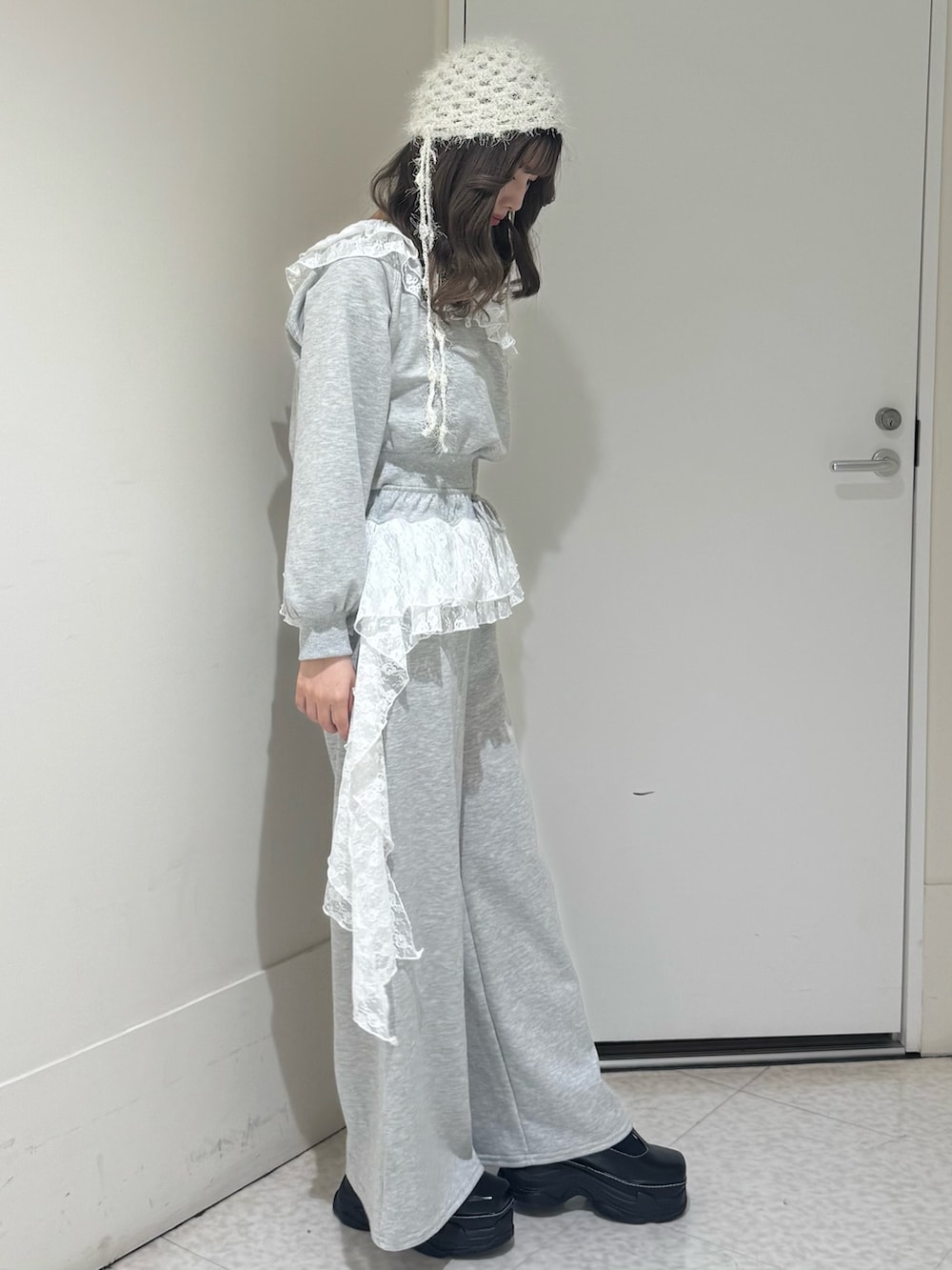 グレー系のスウェット、グレー系のスウェットパンツ、ブラック系のローファーを着用したレディースの冬コーディネートの3枚目の写真