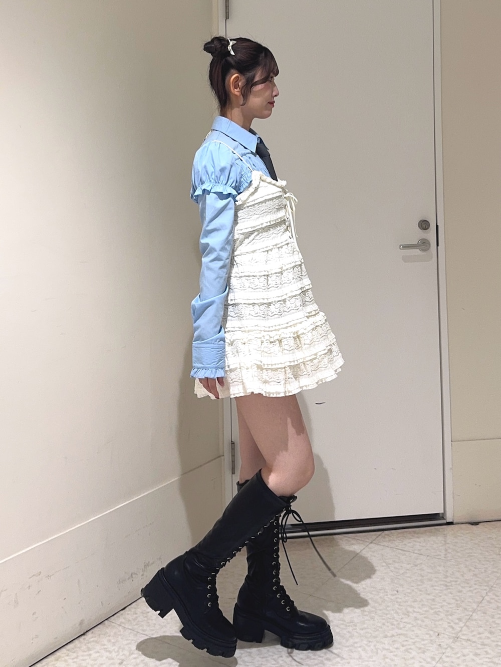 ホワイト系のワンピース、グレー系のネクタイ、ブルー系のシャツ/ブラウスを着用したレディースの冬コーディネートの2枚目の写真