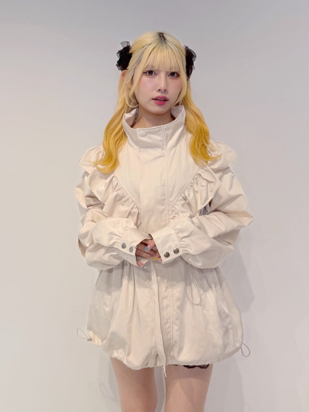 グリーン系のサンダル、ブラック系のその他パンツ、ホワイト系のブルゾンを着用したレディースの夏コーディネートの5枚目の写真