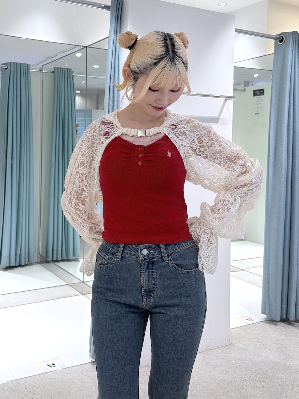ホワイト系のカーディガン/ボレロ、レッド系のタンクトップ、ブルー系のデニムパンツを着用したレディースの夏コーディネートの6枚目の写真