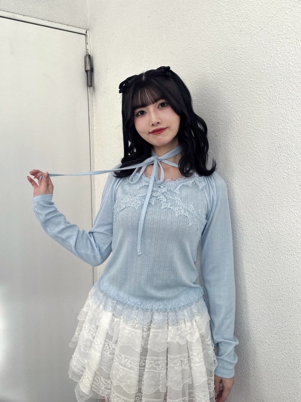 ブラック系のブーツ、ホワイト系のその他パンツ、ブルー系のTシャツ/カットソーを着用したレディースの冬コーディネートの6枚目の写真