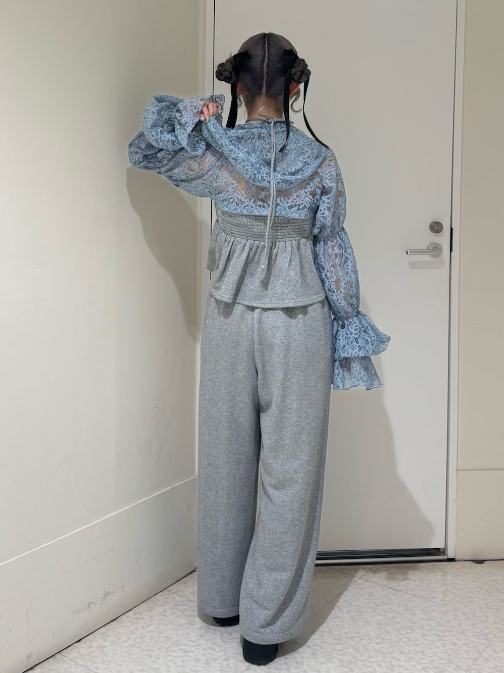 ブルー系のカーディガン/ボレロ、グレー系のキャミソール、グレー系のその他パンツを着用したレディースの春コーディネートの4枚目の写真