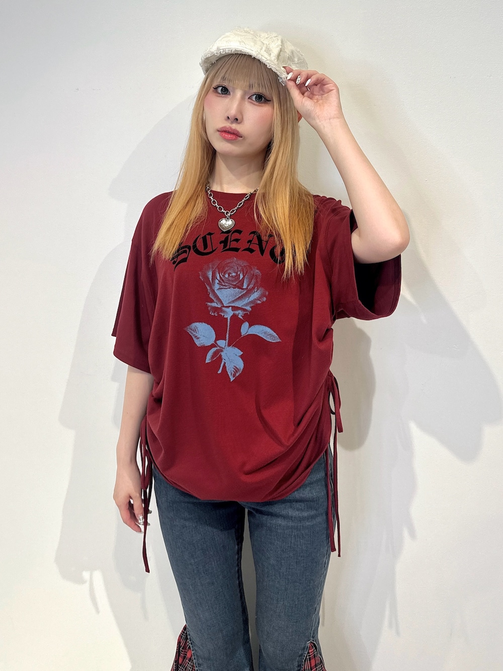 レッド系のTシャツ/カットソー、ブルー系のデニムパンツ、ブラック系のサンダルを着用したレディースの夏コーディネートの5枚目の写真