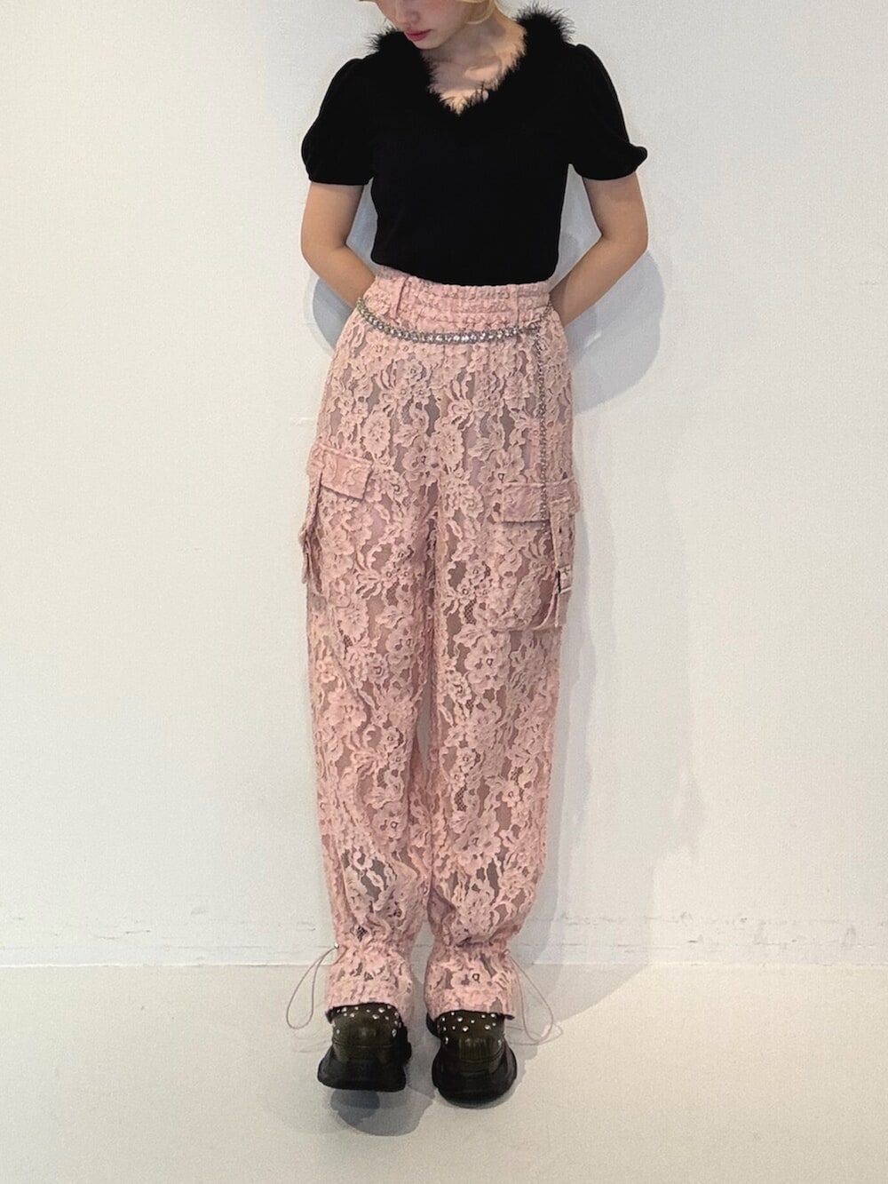 グリーン系のサンダル、ブラック系のTシャツ/カットソー、ピンク系のその他パンツを着用したレディースの夏コーディネートの6枚目の写真