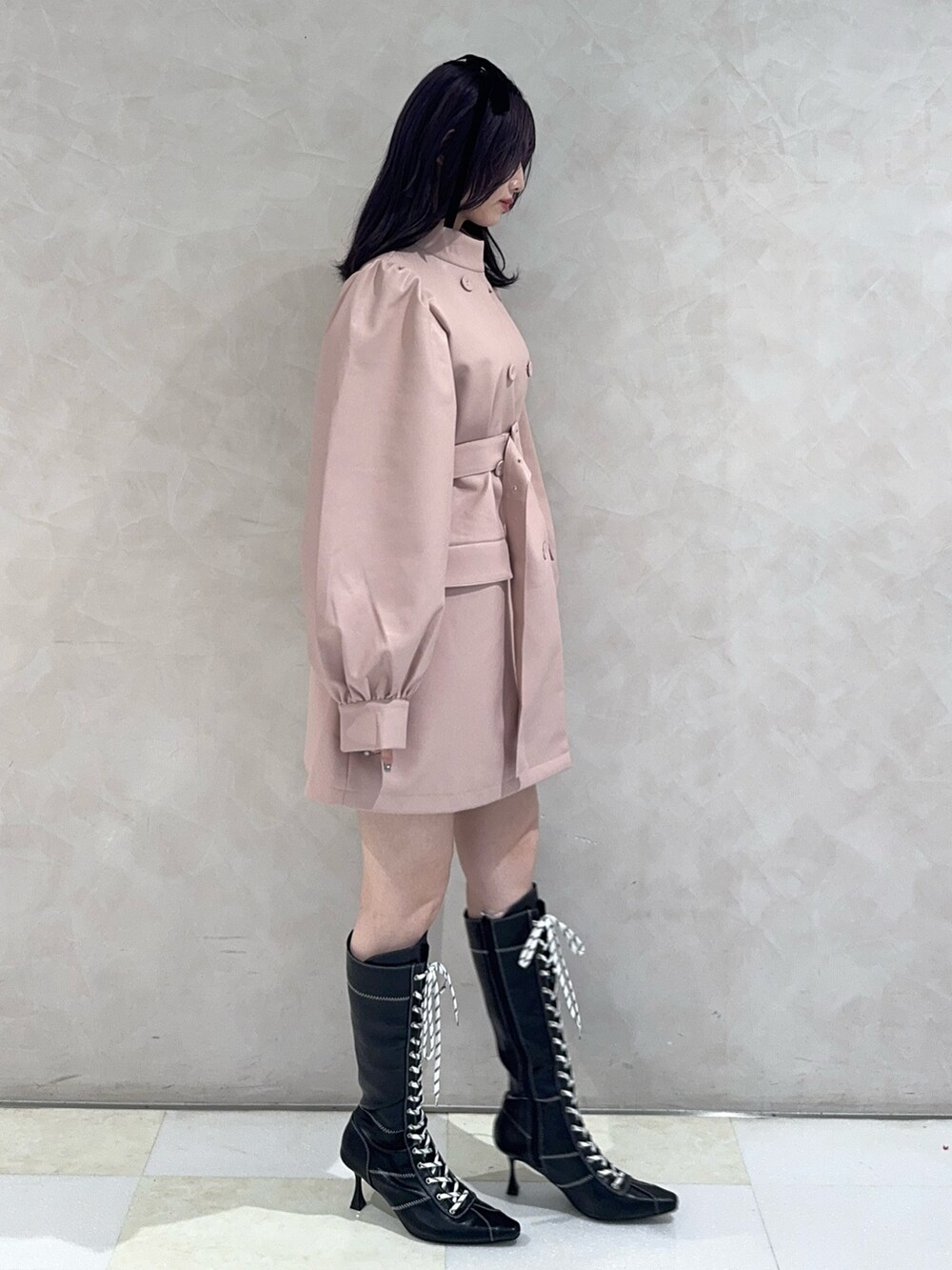 ピンク系のその他アウター、ブラック系のブーツを着用したレディースの秋コーディネートの2枚目の写真