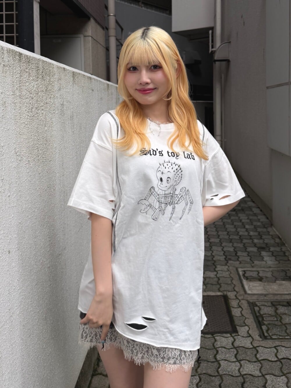 ブラック系のブーツ、ホワイト系のTシャツ/カットソー、ブラック系のワンピースを着用したレディースの夏コーディネートの5枚目の写真