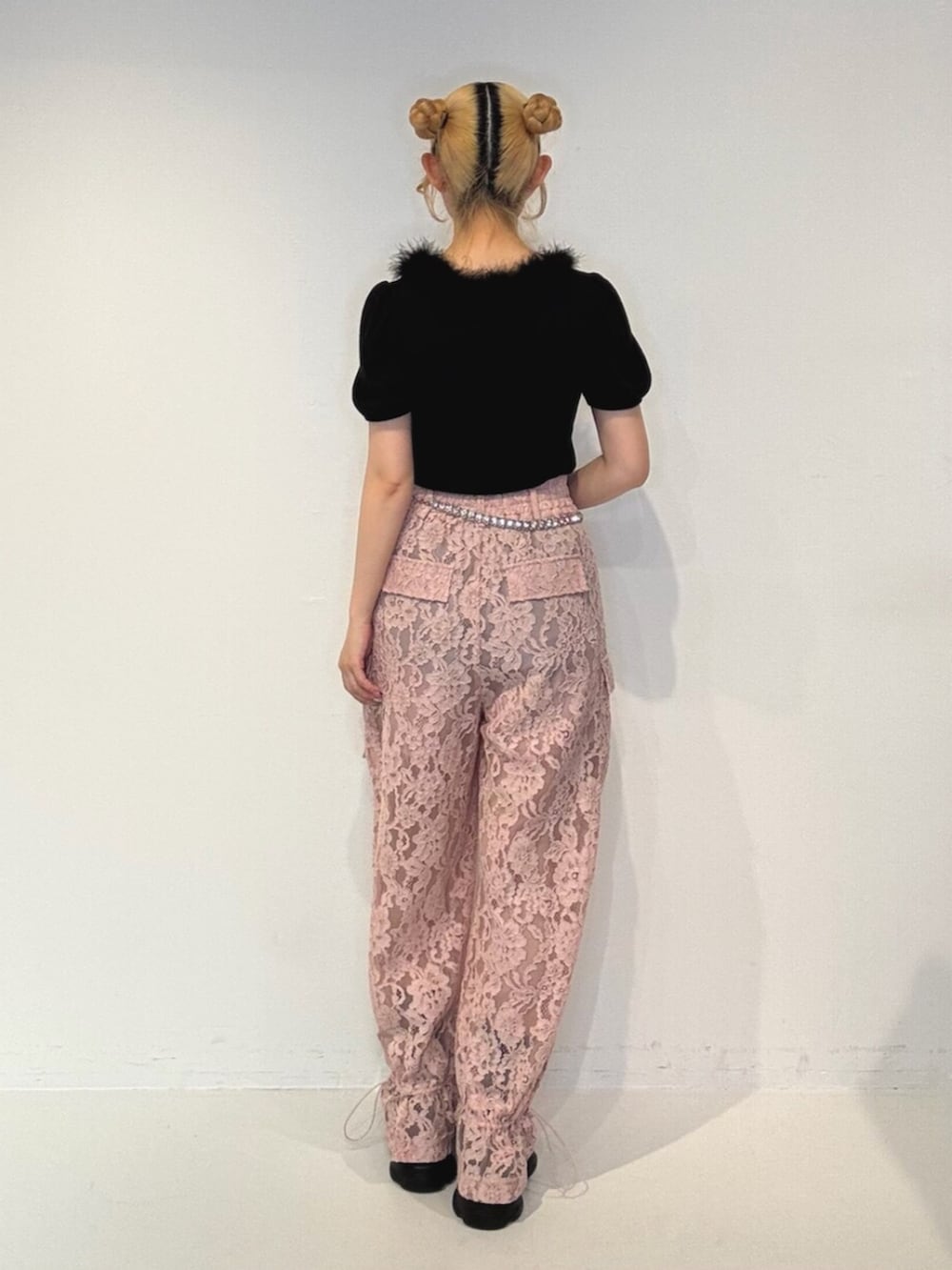 グリーン系のサンダル、ブラック系のTシャツ/カットソー、ピンク系のその他パンツを着用したレディースの夏コーディネートの3枚目の写真