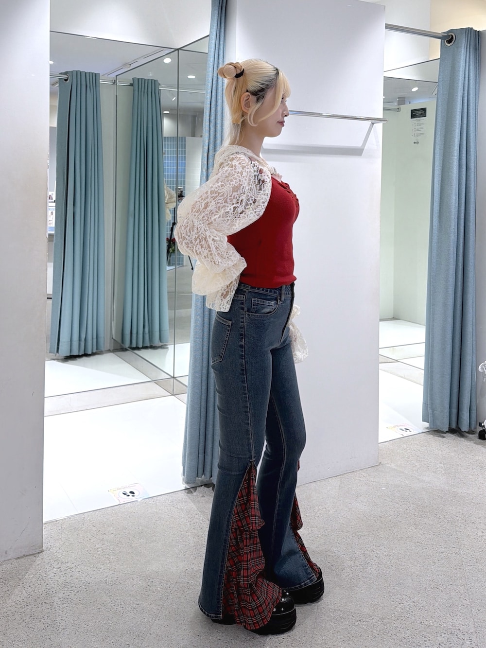 ホワイト系のカーディガン/ボレロ、レッド系のタンクトップ、ブルー系のデニムパンツを着用したレディースの夏コーディネートの3枚目の写真