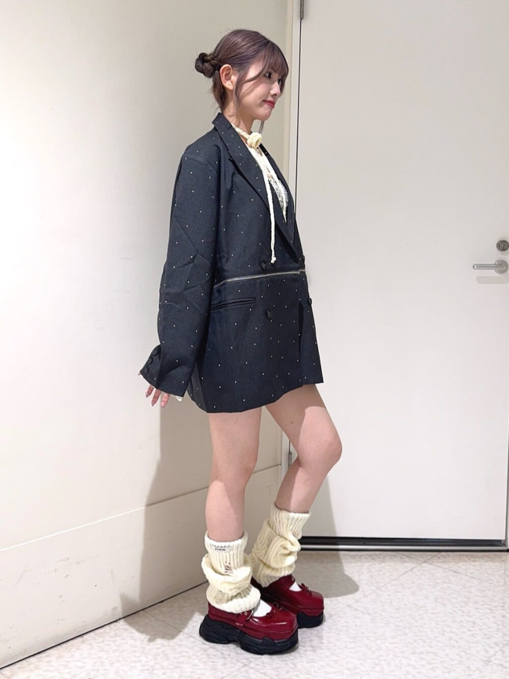 グレー系のテーラードジャケット、ホワイト系のTシャツ/カットソー、グレー系のその他パンツを着用したレディースの秋コーディネートの2枚目の写真
