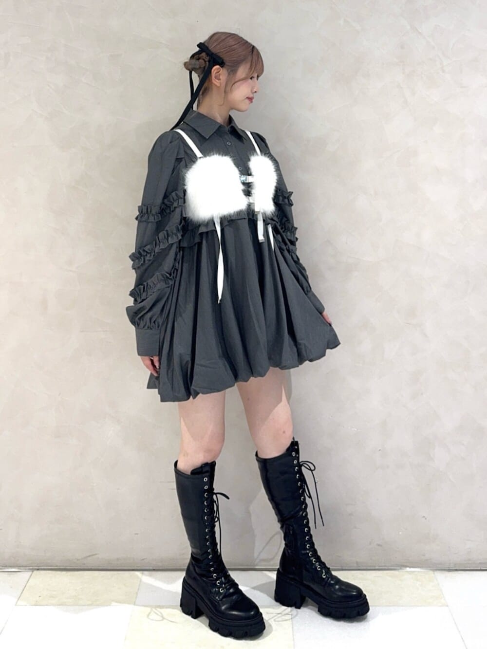 ブラック系のブーツ、グレー系のワンピース、ホワイト系のベルトを着用したレディースの秋コーディネートの2枚目の写真