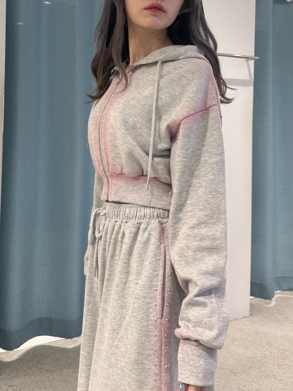 グレー系のパーカー、グレー系のスウェットパンツ、ブラック系のローファーを着用したレディースの春コーディネートの6枚目の写真