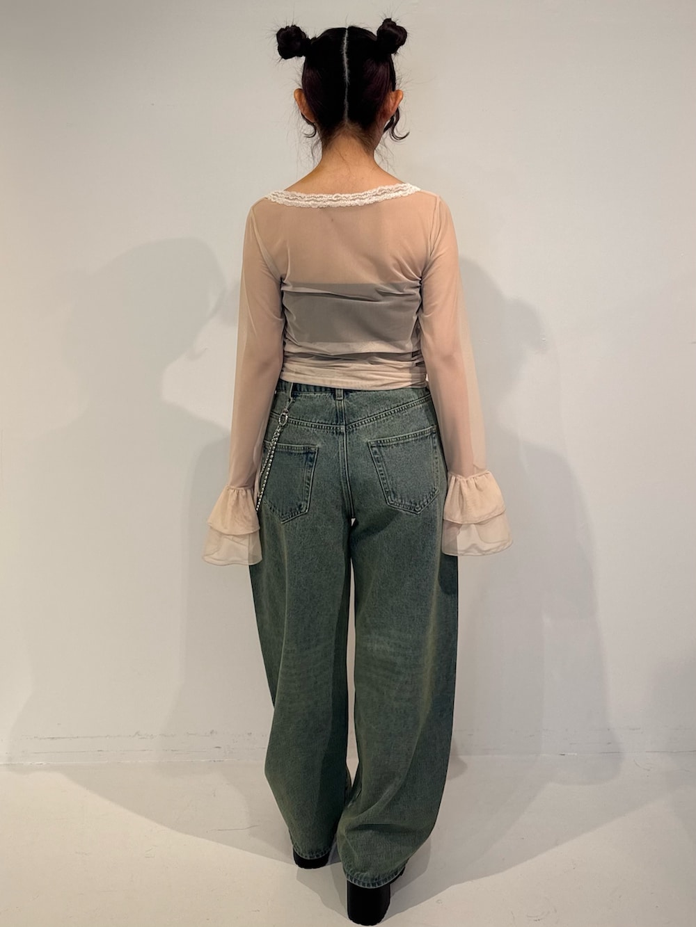 ブルー系のデニムパンツ、ホワイト系のTシャツ/カットソーを着用したレディースの春コーディネートの4枚目の写真