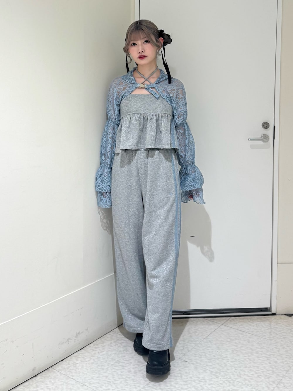 ブルー系のカーディガン/ボレロ、グレー系のキャミソール、グレー系のその他パンツを着用したレディースの春コーディネートの2枚目の写真