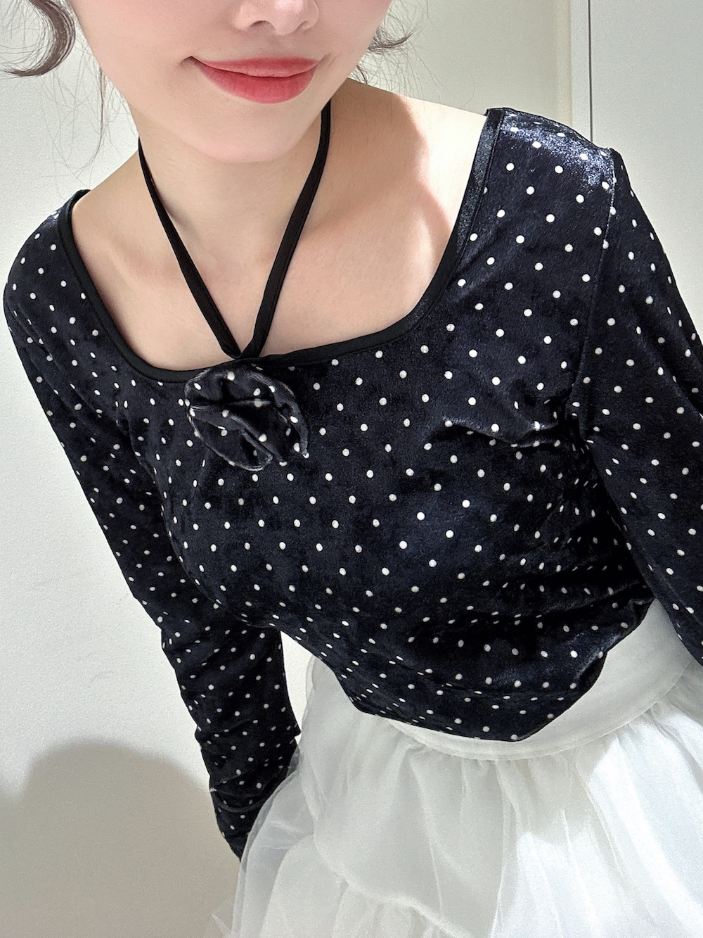 ブラック系のTシャツ/カットソー、ホワイト系のスカート、ブラック系のブーツを着用したレディースの冬コーディネートの6枚目の写真