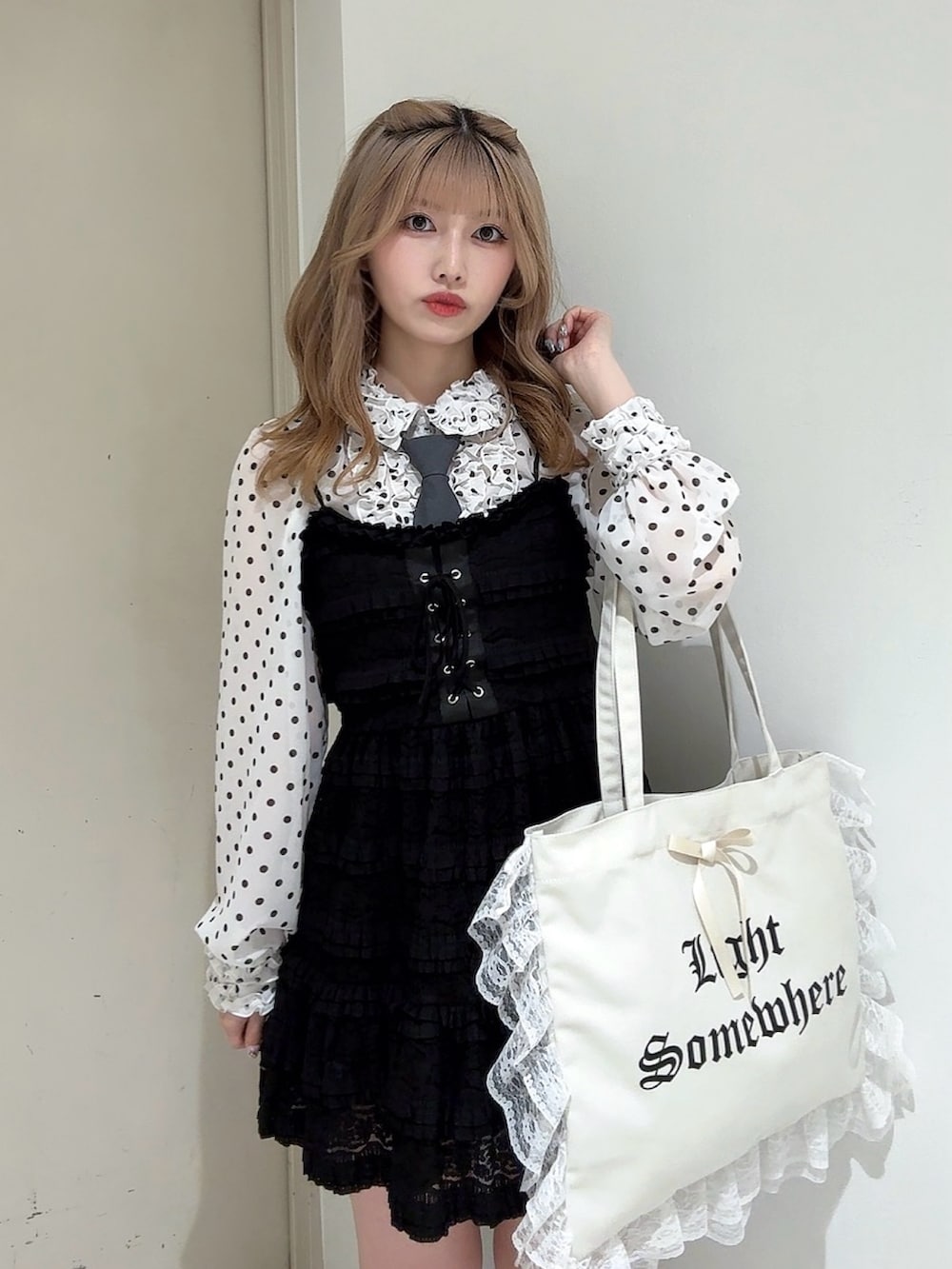 グレー系のネクタイ、ホワイト系のシャツ/ブラウス、ブラック系のワンピースを着用したレディースの春コーディネートの5枚目の写真